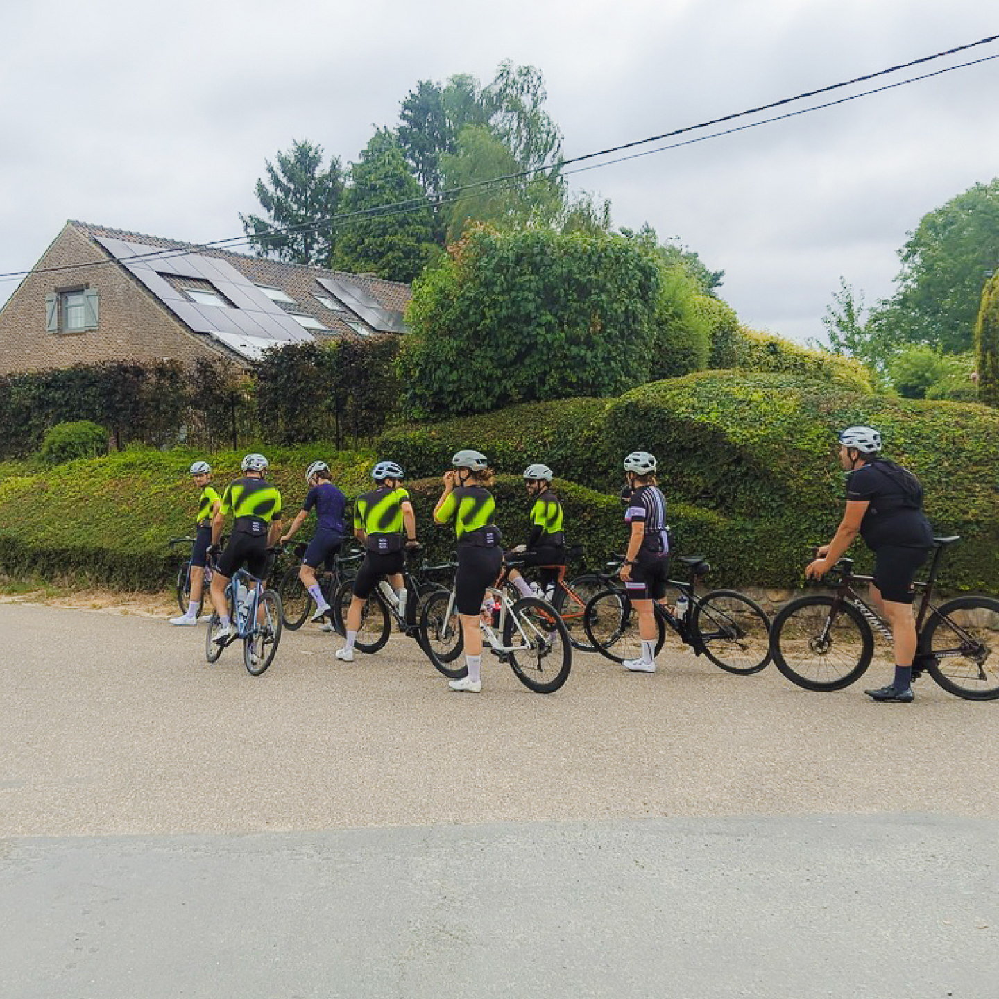 404° cyclists stopped together